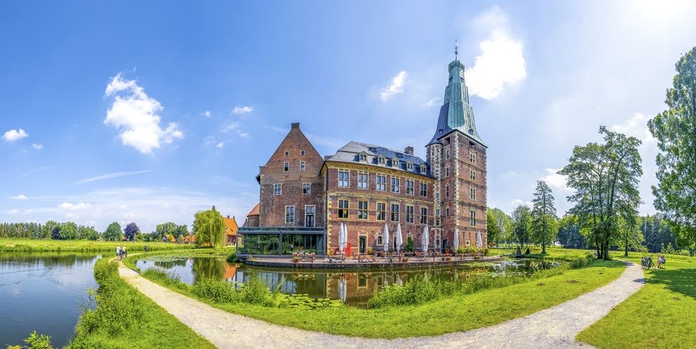 Parklandschap van kastelen, waterlopen en boerenwegen